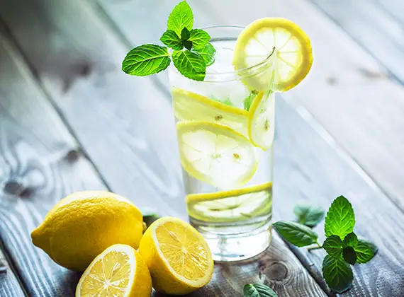 Glas med vatten, citroner och mynta